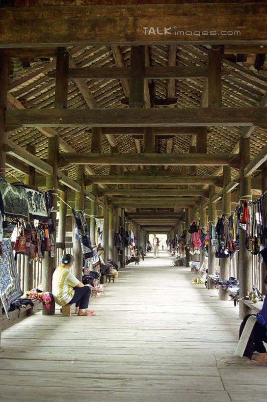 东方人,坐,走,竖图,室外,白天,正面,旅游,度假,美景,中国,亚洲,行人,游客,游人,服装,景观,许多人,注视,休闲装,黄种人,娱乐,路人,旅客,衣服,自然,观察,看,一群人,享受,休闲,休闲服,景色,放松,服饰,观看,察看,关注,自然风光,东亚,湖南,湘西,廊桥,湖南省,中华人民共和国,华中地区,湘,湘西州,湘西土家族苗族自治州,过客,蜈蚣桥,男人,男性,年轻男性,年轻女性,女人,女性,亚洲人,虹桥,步行,散步,走路,坐着,半身,彩图,shzwj1