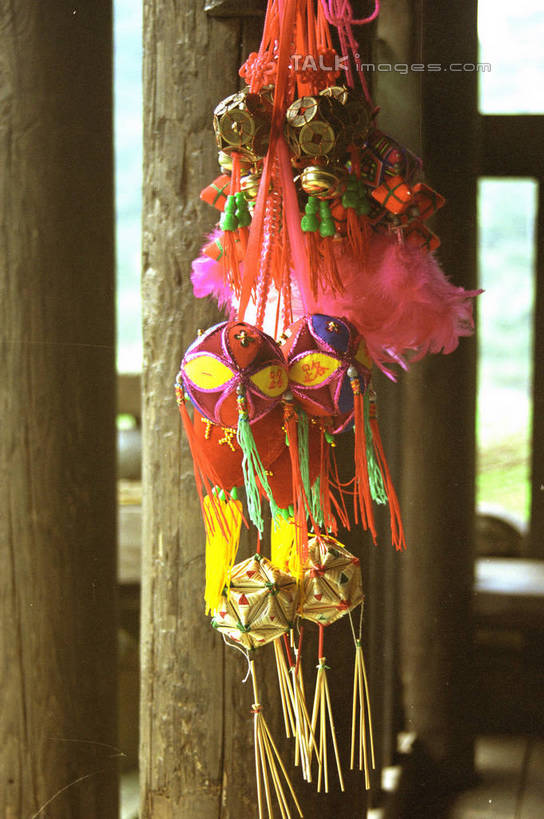 无人,竖图,室外,特写,白天,正面,民族服装,中国,亚洲,吊挂,悬挂,服装,柱子,挂,衣服,服饰,广西,衣着,穿着,东亚,广西壮族自治区,中华人民共和国,桂,华南地区,衣饰,彩图,传统服装,民俗服,shzwj1