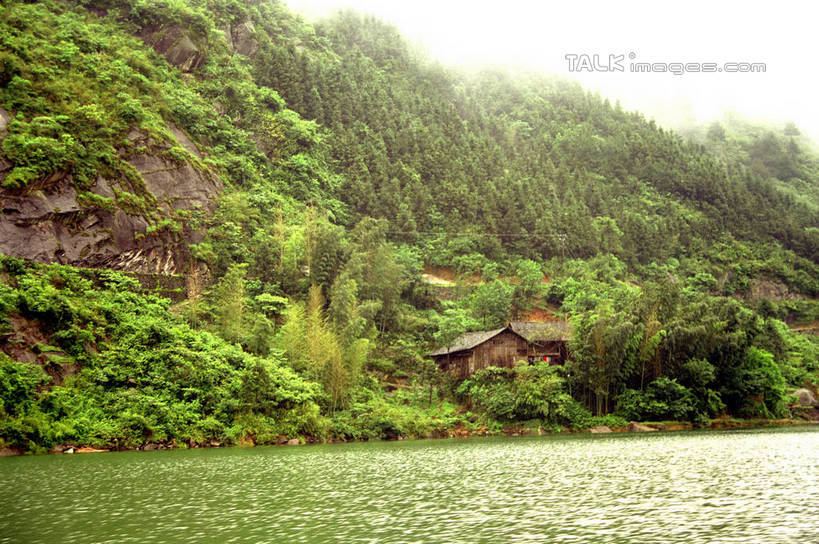 无人,家,木屋,横图,室外,白天,正面,旅游,度假,湖,湖泊,石头,美景,森林,山,山脉,树林,水,植物,中国,亚洲,阴影,光线,石子,影子,湖面,景观,山顶,山峰,水流,水面,山峦,娱乐,住宅,树,树木,绿色,阳光,自然,湖水,群山,享受,休闲,景色,放松,生长,成长,自然风光,东亚,湖南,莨山,湖南省,中华人民共和国,华中地区,湘,邵阳,邵阳市,颠峰,极峰,石块,彩图,茅舍,茅屋,棚屋,小木屋,小屋,新宁县,shzwj1