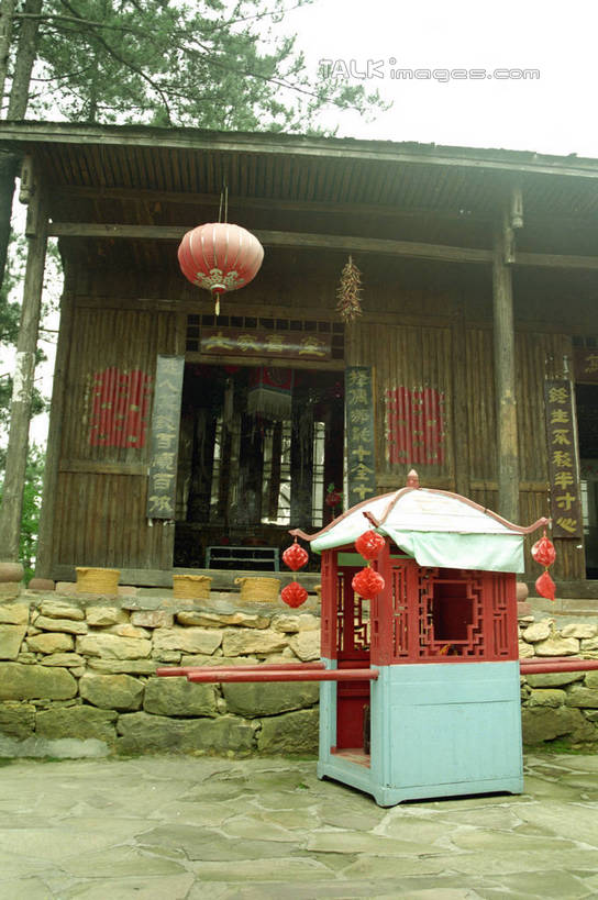 无人,家,竖图,室外,白天,仰视,旅游,度假,美景,植物,建筑,照明,张家界,中国,亚洲,灯笼,瓦片,纸灯笼,房屋,屋顶,屋子,景观,顶棚,瓦,娱乐,楼房,住宅,树,树木,绿色,自然,灯具,交通工具,享受,休闲,轿子,景色,放松,建造,生长,成长,照亮,照明设备,自然风光,载具,东亚,屋瓦,湖南,湖南省,中华人民共和国,华中地区,湘,张家界市,彩图,低角度拍摄,房子,shzwj1