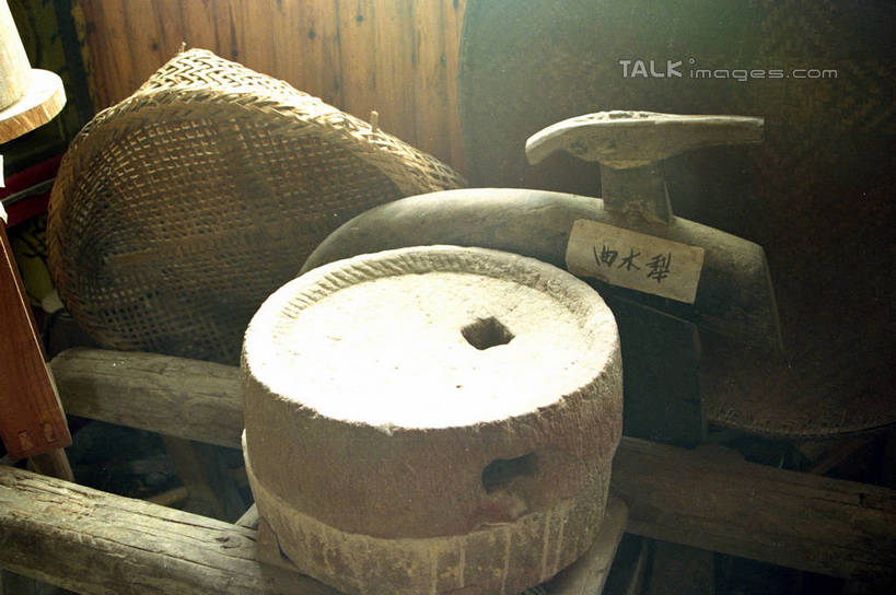 无人,家,木屋,交叉,横图,室内,白天,正面,石头,竹子,张家界,中国,亚洲,阴影,竹制,编织,反射,工具,篮子,石子,影子,住宅,石磨,竹篮,竹条,交织,研磨,竹制品,东亚,湖南,湖南省,磨盘,中华人民共和国,华中地区,湘,张家界市,穿插,石块,彩图,茅舍,茅屋,棚屋,小木屋,小屋,shzwj1