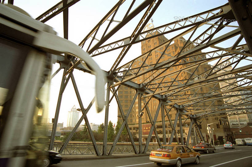 无人,高楼大厦,横图,室外,白天,仰视,度假,美景,植物,城市风光,标志建筑,城市,大厦,道路,地标,建筑,路,摩天大楼,公路,出租车,汽车,上海,中国,亚洲,阴影,光线,影子,景观,交通,娱乐,建设,虹口区,车,树,树木,蓝色,绿色,蓝天,天空,阳光,自然,交通工具,轿车,外滩,天,享受,休闲,景色,放松,生长,晴朗,成长,上海大厦,申,载具,的士,计程车,浦西,苏州河,外白渡桥,东亚,上海市,万里无云,中华人民共和国,沪,华东地区,晴空,晴空万里,马路,彩图,低角度拍摄,大楼,高层建筑,高楼,摩天楼,花园桥,威尔斯桥,百老汇大厦,北苏州路,shzwj1