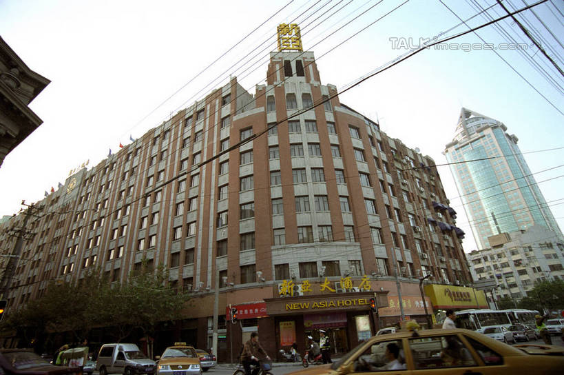 无人,高楼大厦,横图,室外,白天,仰视,度假,美景,植物,窗户,城市风光,标志建筑,城市,大厦,道路,地标,建筑,路,摩天大楼,公路,出租车,汽车,上海,中国,亚洲,一排,许多,阴影,整齐,并列,并排,电力,光线,电线,线,影子,墙,景观,电能,交通,很多,线路,娱乐,建设,虹口区,玻璃窗,墙壁,墙面,车,树,树木,排列,蓝色,绿色,蓝天,天空,阳光,自然,交通工具,轿车,天,享受,休闲,景色,放松,生长,晴朗,成长,电,电源,电源线,申,队列,载具,的士,能量,计程车,平行,东亚,新亚大酒店,上海市,万里无云,中华人民共和国,沪,华东地区,闸北区,晴空,晴空万里,马路,彩图,低角度拍摄,大楼,高层建筑,高楼,摩天楼,天潼路,shzwj1