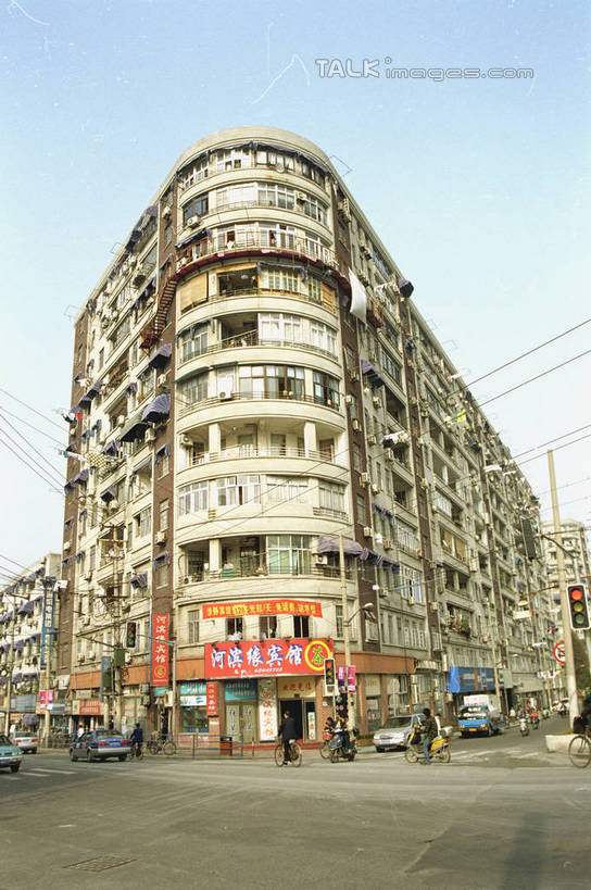 东方人,高楼大厦,走,竖图,室外,白天,仰视,度假,美景,城市风光,城市,大厦,道路,建筑,路,摩天大楼,公路,汽车,上海,中国,亚洲,行人,游客,游人,阴影,服装,电力,光线,电线,线,影子,景观,电能,交通,许多人,线路,注视,休闲装,黄种人,娱乐,建设,虹口区,路人,旅客,车,衣服,蓝色,蓝天,天空,阳光,交通工具,轿车,天,观察,看,一群人,享受,休闲,休闲服,景色,放松,服饰,晴朗,观看,电,电源,电源线,申,察看,关注,载具,能量,东亚,河滨大楼,上海市,万里无云,中华人民共和国,沪,华东地区,过客,男人,男性,年轻男性,年轻女性,女人,女性,亚洲人,晴空,晴空万里,马路,步行,散步,走路,彩图,低角度拍摄,全身,大楼,高层建筑,高楼,摩天楼,北苏州路,shzwj1