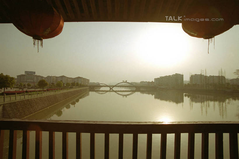无人,栏杆,横图,室外,白天,正面,旅游,度假,河流,美景,名胜古迹,水,标志建筑,地标,建筑,照明,中国,亚洲,吊挂,悬挂,阴影,波纹,遗迹,光线,灯笼,影子,纸灯笼,河水,景观,水流,围栏,涟漪,挂,古迹,文物,娱乐,建设,古建筑,浙江,护栏,浙江省,蓝色,倒影,蓝天,水纹,天空,阳光,自然,灯具,波浪,天,享受,休闲,旅游胜地,景色,放松,晴朗,照亮,倒映,照明设备,自然风光,古文明,东亚,廊桥,武义,熟溪桥,万里无云,中华人民共和国,华东地区,水晕,浙,金华,金华市,反照,蜈蚣桥,虹桥,晴空,晴空万里,彩图,武义江,武义县,shzwj1