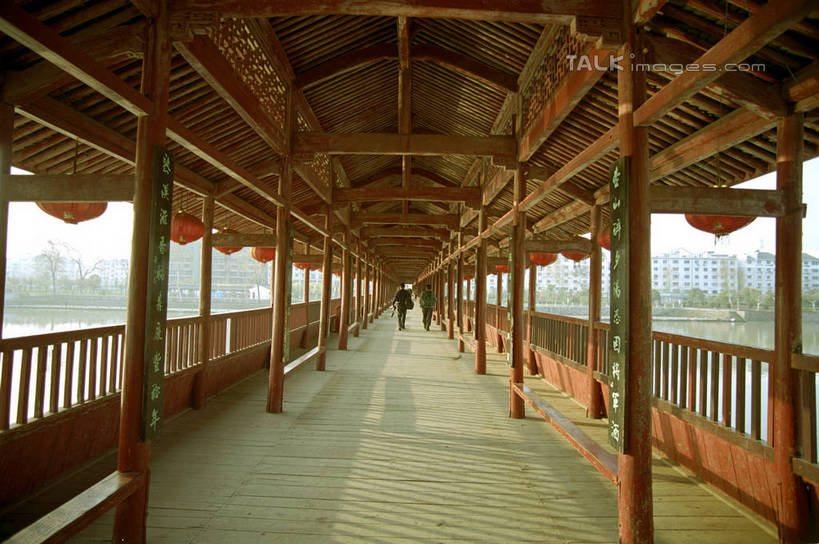 东方人,两个人,栏杆,走,横图,室外,白天,正面,旅游,度假,名胜古迹,标志建筑,地标,建筑,中国,亚洲,行人,游客,游人,阴影,服装,遗迹,光线,影子,围栏,注视,休闲装,黄种人,古迹,文物,娱乐,建设,古建筑,浙江,护栏,路人,旅客,浙江省,衣服,阳光,观察,看,享受,休闲,休闲服,旅游胜地,放松,服饰,观看,察看,关注,古文明,东亚,廊桥,武义,熟溪桥,中华人民共和国,华东地区,浙,金华,金华市,过客,蜈蚣桥,男人,男性,年轻男性,亚洲人,虹桥,步行,散步,走路,彩图,全身,武义江,武义县,shzwj1