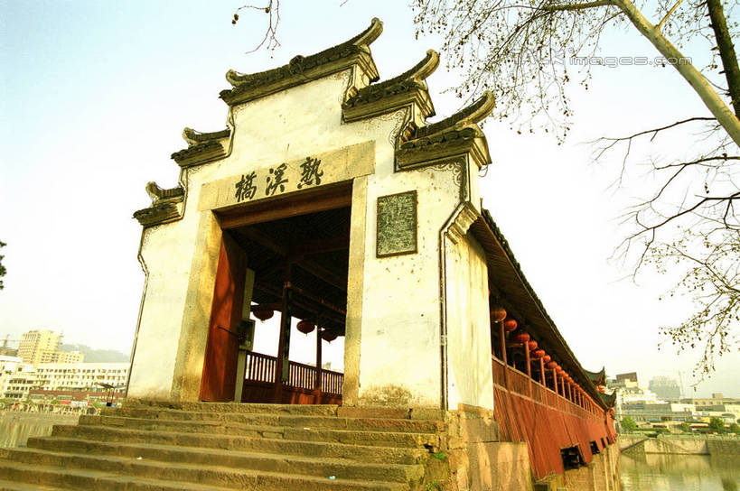 无人,栏杆,横图,室外,白天,仰视,旅游,度假,名胜古迹,植物,楼梯,标志建筑,地标,建筑,中国,亚洲,阴影,遗迹,光线,标志,文字,影子,字符,阶梯,围栏,古迹,文物,娱乐,标识,建设,古建筑,浙江,护栏,台阶,树,树木,浙江省,蓝色,绿色,蓝天,天空,阳光,自然,天,享受,休闲,汉字,旅游胜地,放松,生长,晴朗,成长,中文,古文明,东亚,廊桥,武义,熟溪桥,万里无云,中华人民共和国,华东地区,浙,国文,华文,金华,金华市,蜈蚣桥,虹桥,晴空,晴空万里,彩图,低角度拍摄,武义江,武义县,shzwj1