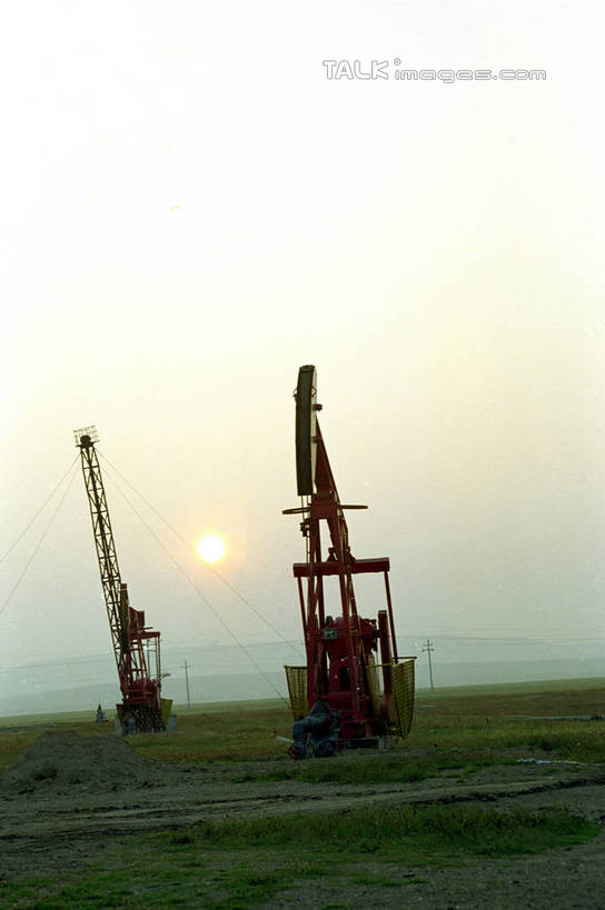 无人,竖图,室外,白天,正面,旅游,度假,技术,草地,草原,美景,日落,植物,建筑,中国,亚洲,阴影,光线,影子,景观,旷野,晚霞,霞光,落日,娱乐,设备,草,施工,绿色,阳光,自然,黄昏,享受,休闲,机械,起重机,景色,彩霞,放松,蒙,工程,自然风光,原野,东亚,内蒙古,锡林郭勒草原,中华人民共和国,华北地区,锡盟,锡林郭勒盟,内蒙古自治区,夕照,薄暮,夕阳,彩图,傍晚,斜阳,shzwj1