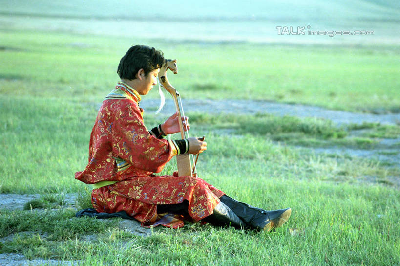 东方人,一个人,坐,横图,室外,白天,侧面,民族服装,旅游,度假,草地,草原,美景,植物,中国,亚洲,仅一个男性,仅一个人,握,阴影,服装,光线,影子,景观,旷野,乐器,琵琶,弦乐器,拿,演奏,拿着,注视,黄种人,娱乐,草,仅一个年轻男性,衣服,绿色,阳光,自然,观察,看,享受,休闲,景色,放松,蒙,握着,服饰,观看,察看,衣着,穿着,关注,自然风光,原野,弹拨弦鸣乐器,东亚,内蒙古,锡林郭勒草原,中华人民共和国,华北地区,锡盟,锡林郭勒盟,内蒙古自治区,衣饰,拉奏,民乐之王,男人,男性,年轻男性,亚洲人,坐着,彩图,全身,传统服装,民俗服,弹拨弦乐器,shzwj1