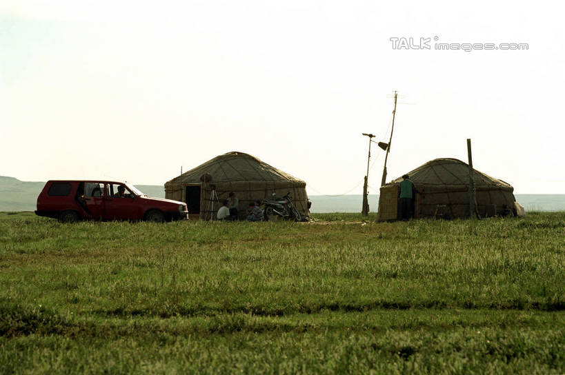 无人,家,横图,室外,白天,正面,旅游,度假,草地,草原,美景,植物,汽车,中国,亚洲,阴影,光线,影子,帐篷,房屋,屋子,景观,旷野,文化,娱乐,传统,住宅,车,草,蓝色,绿色,蓝天,天空,阳光,自然,交通工具,轿车,天,享受,休闲,景色,便捷,放松,蒙,晴朗,便利,自然风光,载具,原野,东亚,蒙古包,内蒙古,锡林郭勒草原,毡房,万里无云,中华人民共和国,华北地区,锡盟,锡林郭勒盟,内蒙古自治区,晴空,晴空万里,彩图,房子,小屋,毡包,穹庐,毡帐,shzwj1