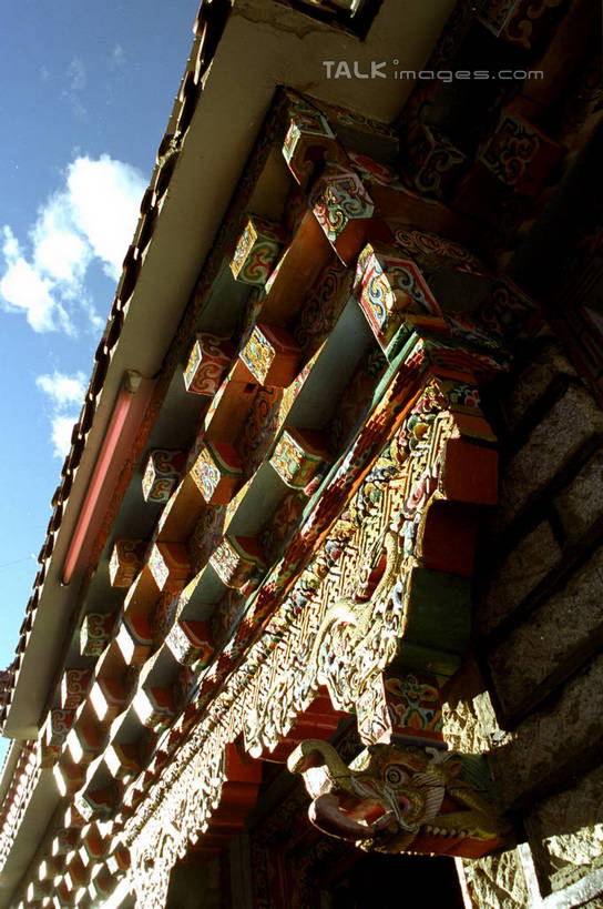 无人,竖图,室外,白天,仰视,旅游,度假,名胜古迹,标志建筑,地标,建筑,中国,亚洲,阴影,遗迹,光线,瓦片,影子,屋顶,云,云朵,云彩,顶棚,瓦,古迹,文物,娱乐,建设,古建筑,蓝色,白云,蓝天,天空,阳光,天,享受,休闲,旅游胜地,放松,建造,四川省,晴朗,古文明,东亚,屋瓦,四川,稻城,甘孜藏族自治州,中华人民共和国,西南地区,川,甘孜,甘孜州,晴空,彩图,低角度拍摄,稻城县,shzwj1