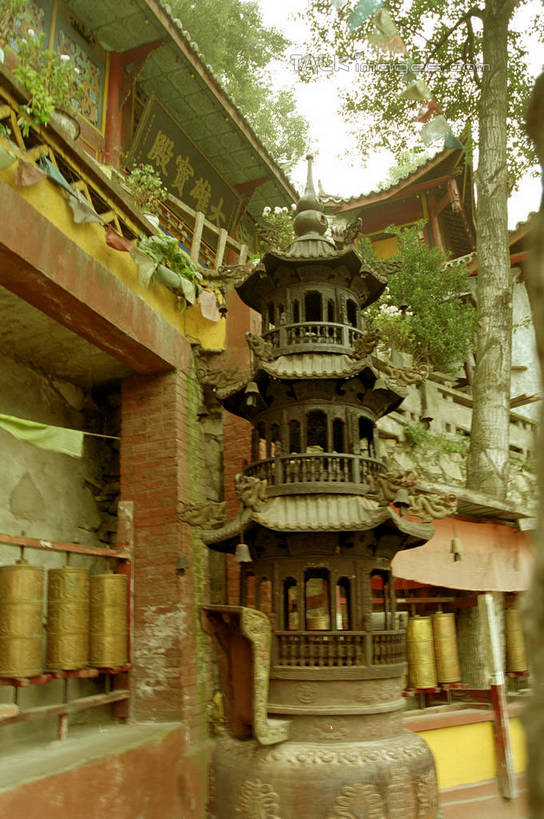 无人,寺庙,竖图,室外,白天,仰视,旅游,度假,名胜古迹,植物,标志建筑,地标,建筑,中国,亚洲,阴影,节日,遗迹,光线,影子,燃烧,古迹,文化,文物,娱乐,建设,古建筑,树,树木,绿色,阳光,自然,香火,庙宇,祈祷,享受,休闲,健康,旅游胜地,放松,许愿,宗教,信仰,四川省,生长,成长,纪念,祈求,古文明,东亚,四川,康定,跑马山,观音阁,甘孜藏族自治州,康定县,中华人民共和国,西南地区,川,甘孜,甘孜州,平安,彩图,低角度拍摄,庙,寺,炉城镇,shzwj1