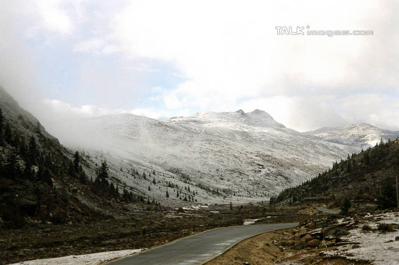 无人,横图,室外,白天,正面,旅游,度假,石头,美景,山,雪,雪山,大雪,中国,亚洲,阴影,光线,石子,影子,冰,积雪,景观,山顶,山峰,雪景,云,云朵,冬季,冬天,山峦,云彩,娱乐,蓝色,白云,蓝天,天空,阳光,自然,天,享受,休闲,景色,放松,寒冷,四川省,晴朗,冰冷,自然风光,东亚,四川,康定,甘孜藏族自治州,康定县,中华人民共和国,西南地区,严寒,川,甘孜,甘孜州,冰凉,酷寒,凛冽,凛凛,极冷,颠峰,极峰,石块,晴空,彩图,shzwj1