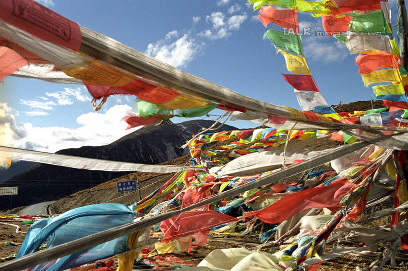 无人,横图,彩色,室外,白天,仰视,旅游,度假,石头,美景,名胜古迹,山,山脉,标志建筑,地标,建筑,旗帜,中国,亚洲,阴影,遗迹,光线,石子,影子,景观,山顶,山峰,云,云朵,山峦,云彩,古迹,文物,娱乐,旗子,建设,古建筑,经幡,蓝色,白云,蓝天,天空,阳光,自然,群山,天,享受,休闲,旅游胜地,景色,放松,四川省,晴朗,自然风光,古文明,东亚,四川,康定,跑马山,观音阁,甘孜藏族自治州,康定县,风马旗,中华人民共和国,西南地区,川,甘孜,甘孜州,旌旗,旗号,颠峰,极峰,石块,晴空,彩图,低角度拍摄,炉城镇,shzwj1