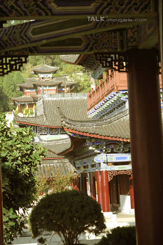 无人,家,竖图,室外,白天,正面,旅游,度假,名胜古迹,植物,标志建筑,地标,建筑,昆明,中国,亚洲,遗迹,瓦片,房屋,屋顶,屋子,顶棚,瓦,古迹,文物,娱乐,建设,古建筑,楼房,云南,住宅,树,树木,绿色,自然,享受,休闲,旅游胜地,放松,建造,生长,成长,昆明市,古文明,东亚,屋瓦,云南省,中华人民共和国,省会,西南地区,滇,彩图,房子,西山区,shzwj1