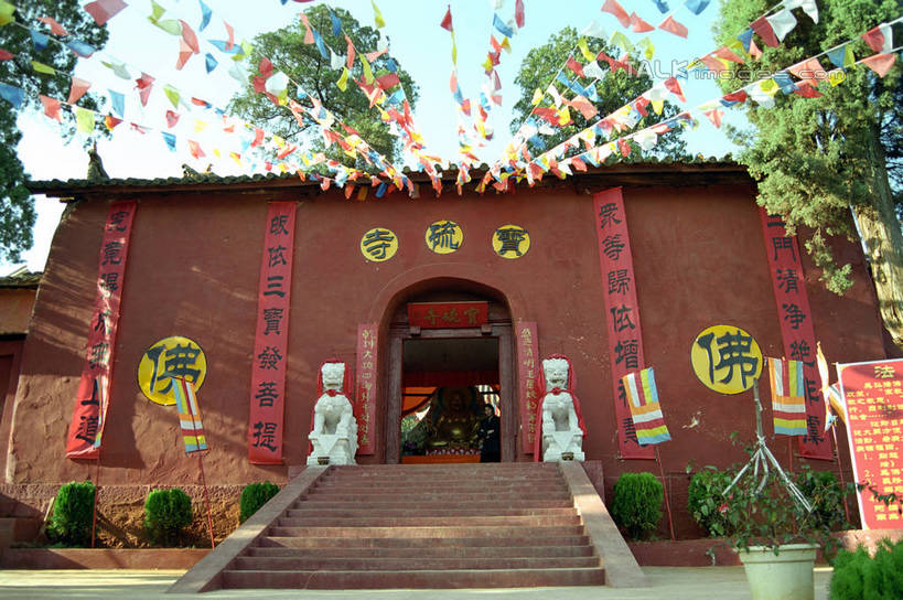 无人,寺庙,横图,室外,白天,仰视,旅游,度假,名胜古迹,植物,楼梯,标志建筑,地标,建筑,旗帜,雕塑,昆明,中国,亚洲,阴影,节日,遗迹,艺术,装饰,光线,标志,雕刻,雕像,文字,影子,字符,阶梯,燃烧,古迹,文化,文物,娱乐,标识,旗子,建设,古建筑,云南,经幡,台阶,树,树木,蓝色,绿色,蓝天,天空,阳光,自然,香火,工艺品,庙宇,天,祈祷,享受,休闲,健康,汉字,旅游胜地,放松,许愿,宗教,信仰,生长,晴朗,成长,纪念,祈求,美术,中文,主题,陈列,昆明市,古文明,东亚,云南省,万里无云,风马旗,中华人民共和国,省会,西南地区,功能,美学,国文,华文,旌旗,旗号,滇,平安,晴空,晴空万里,彩图,低角度拍摄,庙,寺,西山区,shzwj1