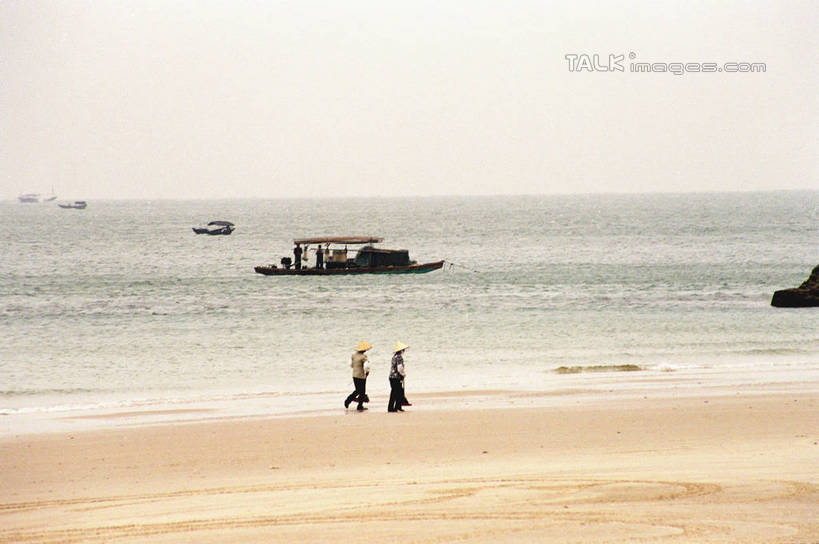 东方人,两个人,走,横图,室外,白天,侧面,民族服装,旅游,度假,海浪,海洋,美景,沙滩,轮船,船,帽子,中国,亚洲,阴影,服装,光线,沙子,影子,海岸,景观,浪花,水平线,辽阔,海平线,沙地,黄种人,娱乐,斗笠,衣服,阳光,自然,海水,交通工具,享受,休闲,广阔,遮阳,景色,放松,服饰,广西,一望无际,衣着,穿着,自然风光,载具,海景,东亚,北海,广西壮族自治区,中华人民共和国,桂,华南地区,北海市,衣饰,无边无际,一马平川,笠帽,男人,男性,年轻男性,亚洲人,大海,风浪,海,海水的波动,海滩,近岸浪,涌浪,步行,散步,走路,彩图,全身,传统服装,民俗服,编结帽,箬笠,蔽雨,水天相接,水天一线,shzwj1