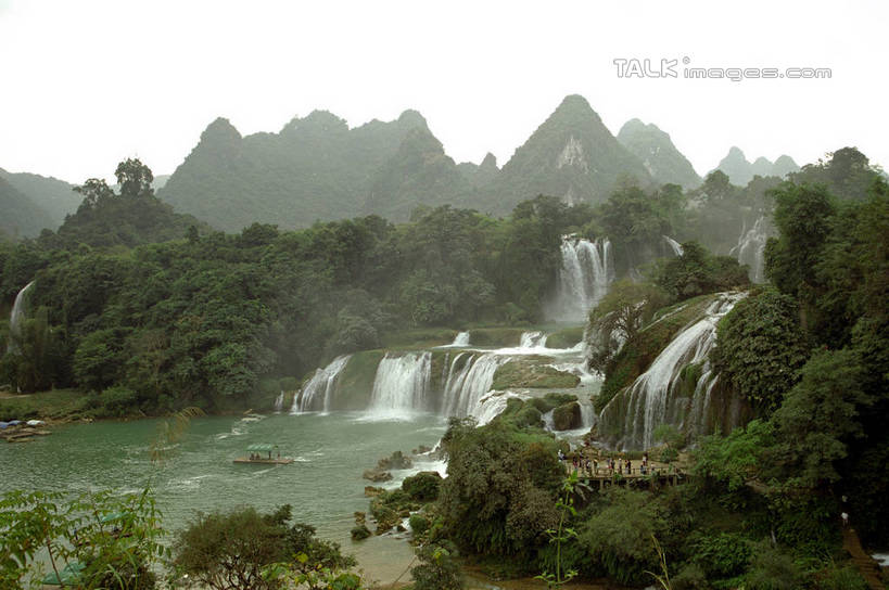 无人,横图,室外,白天,正面,旅游,度假,河流,石头,美景,瀑布,森林,山,山脉,树林,水,植物,中国,亚洲,阴影,飞溅,溅,光线,石子,液体,影子,河水,景观,山顶,山峰,水滴,水流,山峦,娱乐,水珠,树,树木,蓝色,绿色,蓝天,天空,阳光,自然,群山,天,享受,休闲,景色,放松,生长,晴朗,成长,广西,喷洒,自然风光,东亚,万里无云,德天瀑布,广西壮族自治区,德天跨国大瀑布,中华人民共和国,桂,华南地区,崇左,崇左市,颠峰,极峰,大新,大新县,硕龙镇,跌水,石块,晴空,晴空万里,彩图,shzwj1