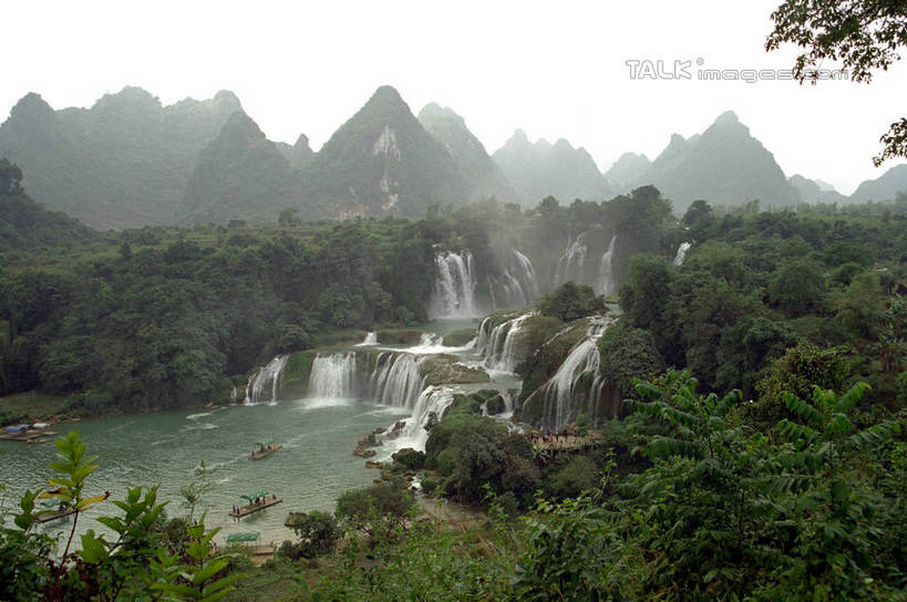 无人,横图,室外,白天,正面,旅游,度假,河流,石头,美景,瀑布,森林,山,山脉,树林,水,植物,中国,亚洲,阴影,飞溅,溅,光线,石子,液体,影子,河水,景观,山顶,山峰,水滴,水流,山峦,娱乐,水珠,树,树木,蓝色,绿色,蓝天,天空,阳光,自然,群山,天,享受,休闲,景色,放松,生长,晴朗,成长,广西,喷洒,自然风光,东亚,万里无云,德天瀑布,广西壮族自治区,德天跨国大瀑布,中华人民共和国,桂,华南地区,崇左,崇左市,颠峰,极峰,大新,大新县,硕龙镇,跌水,石块,晴空,晴空万里,彩图,shzwj1