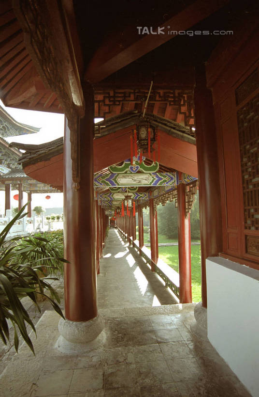 无人,竖图,室外,白天,正面,旅游,度假,名胜古迹,植物,标志建筑,地标,建筑,丽江,中国,亚洲,遗迹,瓦片,屋顶,走道,走廊,过道,顶棚,瓦,古迹,文物,娱乐,建设,古建筑,云南,树,树木,绿色,自然,享受,休闲,旅游胜地,放松,建造,生长,成长,古文明,东亚,屋瓦,云南省,丽江古城,中华人民共和国,西南地区,滇,丽江市,彩图,大研古城,丽江古镇,shzwj1