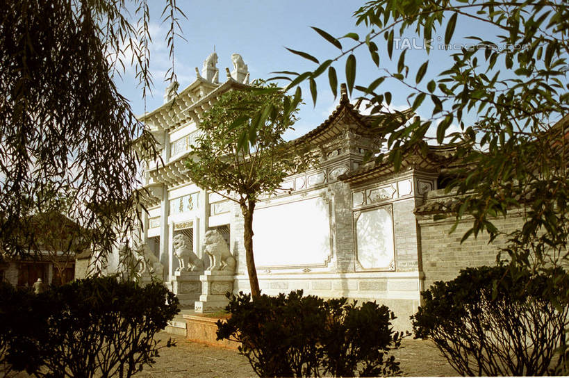 无人,横图,室外,白天,仰视,旅游,度假,石头,名胜古迹,植物,标志建筑,地标,建筑,丽江,中国,亚洲,阴影,遗迹,光线,石子,影子,墙,古迹,文物,娱乐,建设,古建筑,云南,墙壁,墙面,树,树木,蓝色,绿色,蓝天,天空,阳光,自然,天,享受,休闲,旅游胜地,放松,生长,晴朗,成长,古文明,东亚,云南省,丽江古城,万里无云,中华人民共和国,西南地区,滇,丽江市,石块,晴空,晴空万里,彩图,低角度拍摄,大研古城,丽江古镇,shzwj1