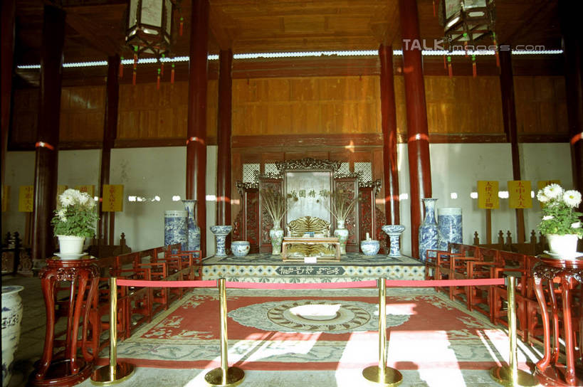 无人,横图,室内,白天,正面,旅游,度假,名胜古迹,标志建筑,地标,建筑,花瓶,照明,丽江,中国,亚洲,吊挂,悬挂,遗迹,盛开,灯笼,纸灯笼,挂,花蕾,分开,古迹,文物,娱乐,建设,古建筑,云南,玻璃制品,花,花瓣,花朵,鲜花,玻璃瓶,瓶子,灯具,花苞,花蕊,享受,休闲,隔断,旅游胜地,放松,隔离带,隔离,照亮,照明设备,间隔,古文明,东亚,云南省,丽江古城,中华人民共和国,西南地区,断绝,隔开,屏蔽,屏绝,远离,中断,阻遏,阻隔,滇,丽江市,彩图,栏杆座,一米线,大研古城,丽江古镇,shzwj1