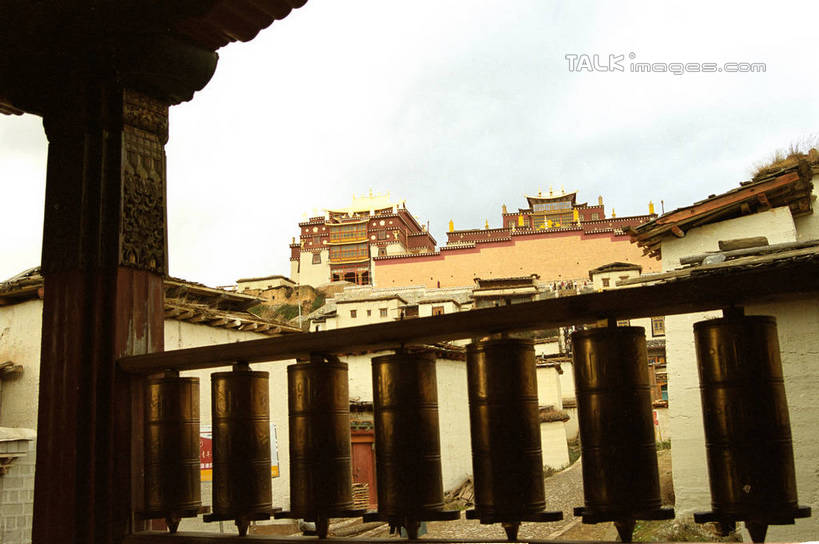 无人,家,栏杆,横图,室外,白天,正面,旅游,度假,名胜古迹,标志建筑,地标,建筑,香格里拉,中国,亚洲,阴影,遗迹,光线,影子,房屋,墙,屋子,围栏,古迹,文物,娱乐,建设,古建筑,护栏,楼房,墙壁,墙面,住宅,蓝色,蓝天,天空,阳光,天,享受,休闲,旅游胜地,放松,四川省,晴朗,古文明,东亚,四川,稻城,甘孜藏族自治州,万里无云,中华人民共和国,西南地区,川,甘孜,甘孜州,晴空,晴空万里,彩图,房子,稻城县,shzwj1