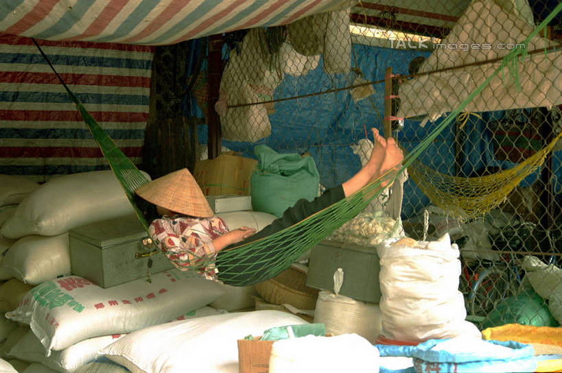 东方人,一个人,躺,睡,横图,室外,白天,正面,民族服装,床,吊床,袋子,帽子,亚洲,仅一个年轻女性,仅一个女性,仅一个人,吊挂,悬挂,服装,挂,麻袋,黄种人,斗笠,衣服,容器,享受,遮阳,服饰,储藏,衣着,安逸,储存,穿着,衣饰,安适,清闲,笠帽,卧着,年轻女性,女人,女性,亚洲人,困,困觉,寝息,睡觉,躺着,卧,彩图,全身,传统服装,民俗服,编结帽,箬笠,蔽雨,贮存,shzwj1