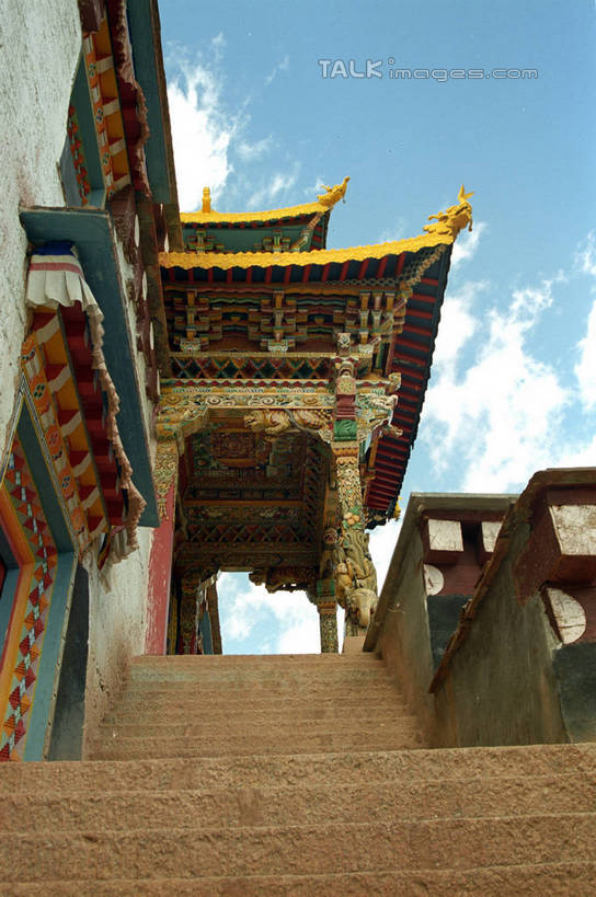 无人,竖图,室外,白天,仰视,旅游,度假,名胜古迹,楼梯,标志建筑,地标,建筑,香格里拉,中国,亚洲,阴影,遗迹,光线,瓦片,影子,阶梯,屋顶,云,云朵,云彩,顶棚,瓦,古迹,文物,娱乐,建设,古建筑,台阶,蓝色,白云,蓝天,天空,阳光,天,享受,休闲,旅游胜地,放松,建造,四川省,晴朗,古文明,东亚,屋瓦,四川,稻城,甘孜藏族自治州,中华人民共和国,西南地区,川,甘孜,甘孜州,晴空,彩图,低角度拍摄,稻城县,shzwj1