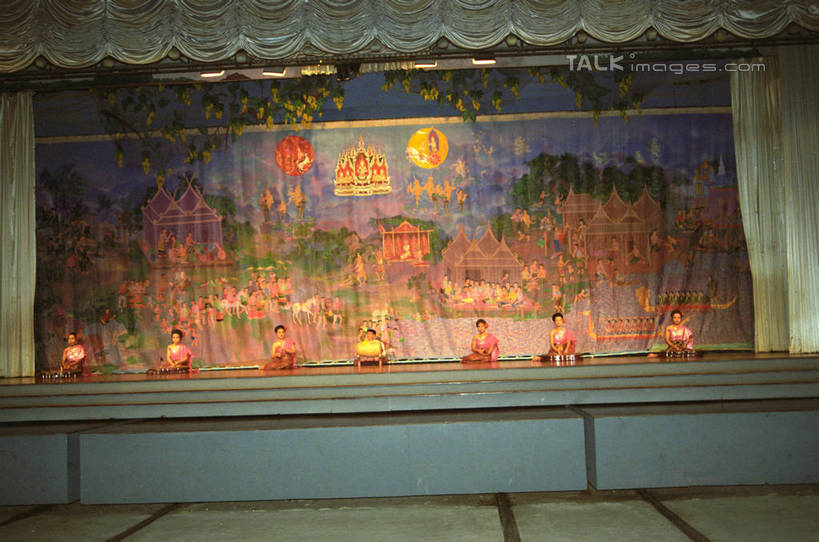 东方人,舞台,坐,横图,室内,白天,正面,戏服,游戏,亚洲,一排,表演,服装,整齐,许多人,玩,注视,黄种人,娱乐,排列,衣服,背景墙,观察,看,一群人,休闲,服饰,帷幕,观看,活动,装饰墙,察看,衣着,穿着,队列,发泄,关注,消遣,智力,帷幔,幕布,角色扮演,表演服,幕帘,演出服,宣泄,衣饰,帷幔布,演戏,道具服,男人,男性,年轻男性,年轻女性,女人,女性,亚洲人,表演台,玩耍,嬉戏,坐着,彩图,全身,shzwj1