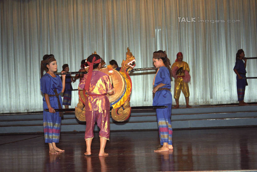 东方人,背部,舞台,站,横图,室内,白天,正面,戏服,游戏,亚洲,一排,表演,服装,整齐,许多人,玩,注视,黄种人,娱乐,排列,骑,衣服,背景墙,观察,看,扛,站着,一群人,休闲,服饰,帷幕,观看,活动,装饰墙,察看,衣着,穿着,队列,发泄,关注,消遣,智力,帷幔,幕布,角色扮演,表演服,幕帘,演出服,宣泄,衣饰,帷幔布,演戏,道具服,扛在肩上,骑在肩上,男人,男性,年轻男性,年轻女性,女人,女性,亚洲人,表演台,玩耍,嬉戏,站立,彩图,全身,shzwj1