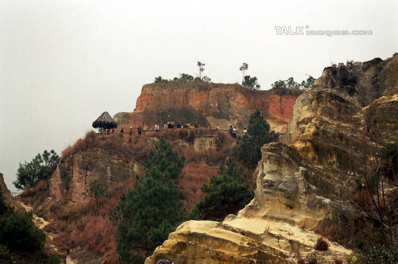 无人,横图,室外,白天,正面,旅游,度假,石头,美景,山,山脉,植物,昆明,中国,阴影,光线,石子,影子,景观,山顶,山峰,山峦,娱乐,云南,树,树木,蓝色,绿色,蓝天,天空,阳光,自然,群山,天,享受,休闲,景色,放松,生长,晴朗,成长,自然风光,昆明市,云南省,万里无云,中华人民共和国,省会,西南地区,滇,颠峰,极峰,石块,晴空,晴空万里,彩图,宜良县,shzwj1