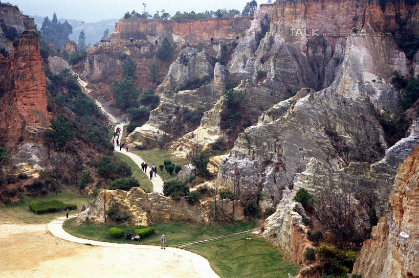 无人,横图,俯视,室外,白天,旅游,度假,石头,美景,山,山脉,植物,道路,路,昆明,中国,阴影,光线,石子,影子,景观,山顶,山峰,小路,交通,山峦,娱乐,云南,树,树木,蓝色,绿色,蓝天,天空,阳光,自然,群山,天,享受,休闲,景色,放松,乡间小路,生长,晴朗,成长,自然风光,昆明市,云南省,万里无云,中华人民共和国,省会,西南地区,滇,颠峰,极峰,石块,晴空,晴空万里,彩图,高角度拍摄,宜良县,shzwj1