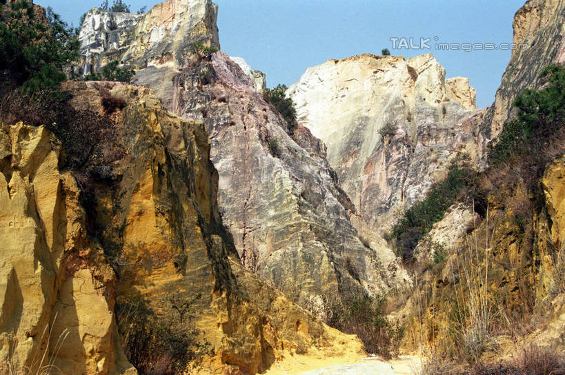 无人,横图,室外,白天,正面,旅游,度假,石头,美景,山,山脉,植物,道路,路,昆明,中国,阴影,光线,石子,影子,景观,山顶,山峰,小路,交通,山峦,娱乐,云南,树,树木,蓝色,绿色,蓝天,天空,阳光,自然,群山,天,享受,休闲,景色,放松,乡间小路,生长,晴朗,成长,自然风光,昆明市,云南省,万里无云,中华人民共和国,省会,西南地区,滇,颠峰,极峰,石块,晴空,晴空万里,彩图,宜良县,shzwj1