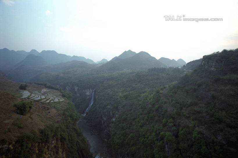 无人,横图,室外,白天,正面,旅游,度假,河流,石头,美景,森林,山,山脉,树林,水,植物,中国,亚洲,阴影,光线,石子,影子,河水,景观,山顶,山峰,水流,山峦,娱乐,树,树木,蓝色,绿色,蓝天,天空,阳光,自然,群山,天,享受,休闲,景色,放松,生长,晴朗,成长,自然风光,东亚,贵州,贵州省,万峰林,兴义市,万里无云,中华人民共和国,黔,西南地区,黔西南,黔西南州,黔西南布依族苗族自治州,颠峰,极峰,石块,晴空,晴空万里,彩图,兴义,shzwj1