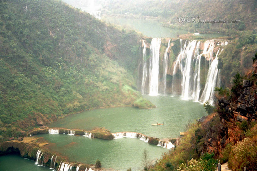 无人,横图,俯视,航拍,室外,白天,旅游,度假,草地,草坪,花海,花圃,石头,美景,瀑布,山,山脉,水,植物,叶子,中国,亚洲,阴影,飞溅,盛开,溅,光线,石子,液体,影子,景观,山顶,山峰,水滴,山峦,花蕾,娱乐,云南,水珠,草,花,花瓣,花朵,花卉,鲜花,绿色,阳光,自然,花丛,花束,花田,群山,花苞,花蕊,享受,休闲,景色,放松,鸟瞰,喷洒,自然风光,东亚,罗平,云南省,九龙瀑布,曲靖市,曲靖,罗平县,中华人民共和国,西南地区,滇,颠峰,极峰,跌水,石块,彩图,高角度拍摄,shzwj1