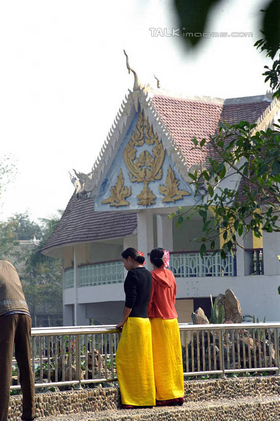 东方人,两个人,植物园,家,栏杆,站,竖图,室外,白天,民族服装,度假,美景,植物,城市风光,城市,西双版纳,中国,亚洲,行人,游客,游人,阴影,服装,光线,影子,房屋,屋子,景观,围栏,黄种人,娱乐,护栏,楼房,云南,路人,旅客,住宅,树,树木,背面,衣服,绿色,阳光,自然,站着,享受,休闲,景色,放松,服饰,生长,成长,衣着,穿着,东亚,西双版纳州,云南省,中华人民共和国,西南地区,滇,西双版纳傣族自治州,衣饰,过客,年轻女性,女人,女性,亚洲人,站立,彩图,全身,传统服装,民俗服,房子,版纳植物园,勐腊县,勐仑植物园,中国科学院西双版纳热带植物园,shzwj1