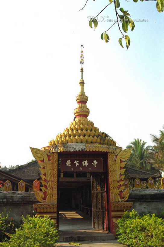 无人,家,木屋,竖图,室外,白天,正面,旅游,度假,植物,标志建筑,地标,建筑,西双版纳,中国,亚洲,阴影,光线,标志,文字,影子,字符,娱乐,标识,建设,云南,住宅,树,树木,蓝色,绿色,蓝天,天空,阳光,自然,天,享受,休闲,汉字,旅游胜地,放松,生长,晴朗,成长,中文,东亚,傣族园,西双版纳州,云南省,万里无云,中华人民共和国,西南地区,国文,华文,滇,西双版纳傣族自治州,晴空,晴空万里,彩图,茅舍,茅屋,棚屋,小木屋,小屋,西双版纳傣族园,橄榄坝,shzwj1