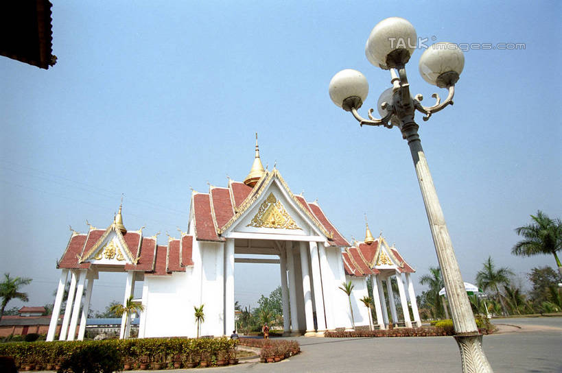 无人,家,横图,室外,白天,仰视,旅游,度假,植物,标志建筑,地标,建筑,路灯,棕榈树,叶子,照明,西双版纳,中国,亚洲,阴影,光线,影子,房屋,屋子,灯光,绿叶,娱乐,建设,楼房,云南,住宅,灯,树,树木,蓝色,绿色,蓝天,天空,阳光,自然,天,享受,休闲,嫩叶,旅游胜地,放松,生长,晴朗,成长,照亮,照明设备,东亚,棕榈叶,傣族园,西双版纳州,云南省,万里无云,中华人民共和国,西南地区,滇,西双版纳傣族自治州,叶,叶片,晴空,晴空万里,棕树,棕榈,彩图,低角度拍摄,房子,西双版纳傣族园,橄榄坝,shzwj1