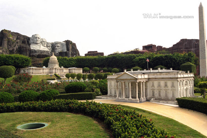 无人,游乐园,家,横图,室外,白天,正面,度假,草地,草坪,石头,美景,山,山脉,植物,城市风光,城市,游乐场,深圳,中国,亚洲,阴影,光线,石子,影子,房屋,屋子,景观,山顶,山峰,山峦,娱乐,楼房,住宅,草,树,树木,蓝色,绿色,蓝天,天空,阳光,自然,群山,天,享受,休闲,景色,放松,生长,晴朗,成长,世界之窗,东亚,广东,广东省,万里无云,中华人民共和国,华南地区,粤,乐园,深圳市,主题公园,颠峰,极峰,石块,晴空,晴空万里,彩图,房子,人造公园,主题乐园,南山区,shzwj1