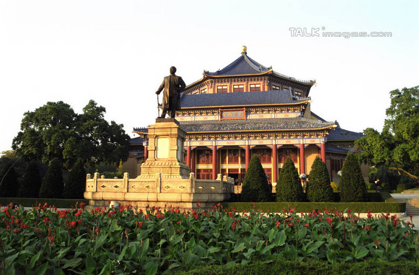 东方人,一个人,无人,站,横图,室外,白天,仰视,制服,旅游,度假,草地,草坪,植物,标志建筑,地标,建筑,雕塑,中国,亚洲,仅一个男性,仅一个人,仅一个中年男性,握,阴影,服装,艺术,装饰,光线,雕刻,雕像,工具,影子,拿,拿着,注视,黄种人,娱乐,建设,中山装,草,树,树木,衣服,蓝色,绿色,蓝天,天空,阳光,自然,工艺品,天,观察,看,站着,享受,休闲,器械,旅游胜地,放松,握着,服饰,生长,晴朗,成长,拐杖,观看,纪念,手杖,美术,察看,国民党,纪念堂,衣着,穿着,关注,主题,医疗器械,陈列,东亚,广东,广东省,辛亥革命,孙中山,万里无云,中华人民共和国,华南地区,功能,美学,粤,辅助设备,中山,中山市,政治家,革命家,历史人物,三民主义,孙文,孙逸仙,中山樵,男人,男性,中年男性,亚洲人,晴空,晴空万里,站立,彩图,低角度拍摄,全身,毛装,人民服,孙中山纪念堂,shzwj1