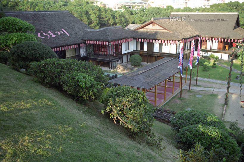 无人,游乐园,家,横图,俯视,室外,白天,度假,草地,草坪,美景,植物,城市风光,城市,建筑,游乐场,旗帜,深圳,中国,亚洲,阴影,光线,瓦片,影子,房屋,屋顶,屋子,景观,顶棚,瓦,娱乐,旗子,楼房,住宅,草,树,树木,绿色,阳光,自然,享受,休闲,景色,放松,建造,生长,成长,世界之窗,东亚,屋瓦,广东,广东省,中华人民共和国,华南地区,粤,旌旗,旗号,乐园,深圳市,主题公园,彩图,高角度拍摄,房子,人造公园,主题乐园,南山区,shzwj1