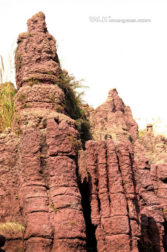 无人,竖图,室外,白天,仰视,旅游,度假,石头,美景,山,山脉,植物,昆明,中国,阴影,光线,石子,影子,景观,山顶,山峰,山峦,娱乐,云南,树,树木,蓝色,绿色,蓝天,天空,阳光,自然,群山,天,享受,休闲,景色,放松,生长,晴朗,成长,自然风光,昆明市,云南省,万里无云,中华人民共和国,省会,西南地区,滇,颠峰,极峰,石块,晴空,晴空万里,彩图,低角度拍摄,宜良县,shzwj1