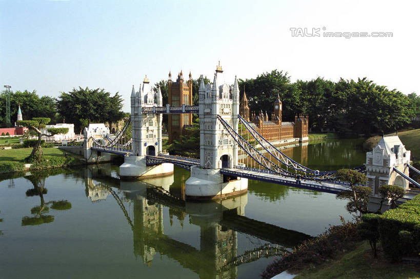 无人,游乐园,横图,室外,白天,正面,度假,河流,美景,水,植物,城市风光,城市,大桥,桥梁,游乐场,深圳,中国,亚洲,阴影,波纹,环保,光线,影子,河水,景观,水流,桥,防护,涟漪,娱乐,伦敦塔桥,树,树木,蓝色,绿色,倒影,蓝天,水纹,天空,阳光,自然,波浪,天,享受,休闲,景色,放松,生长,晴朗,成长,倒映,美好,美妙,间隔,世界之窗,东亚,广东,广东省,万里无云,塔桥,中华人民共和国,华南地区,水晕,粤,美观,雅观,乐园,深圳市,主题公园,反照,绿篱,生篱,树篱,植篱,晴空,晴空万里,彩图,人造公园,主题乐园,南山区,shzwj1