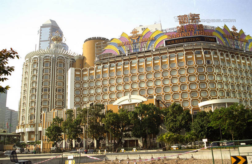 无人,高楼大厦,横图,室外,白天,正面,度假,美景,植物,窗户,城市风光,标志建筑,城市,大厦,地标,建筑,摩天大楼,澳门,中国,亚洲,一排,许多,阴影,整齐,并列,并排,光线,影子,墙,景观,很多,娱乐,建设,玻璃窗,墙壁,墙面,树,树木,排列,蓝色,绿色,蓝天,天空,阳光,自然,天,享受,休闲,景色,放松,生长,晴朗,成长,队列,平行,东亚,万里无云,港澳台,中华人民共和国,澳门特别行政区,澳,澳门半岛,晴空,晴空万里,彩图,大楼,高层建筑,高楼,摩天楼,葡京娱乐场,苏亚利斯博士大马路,shzwj1