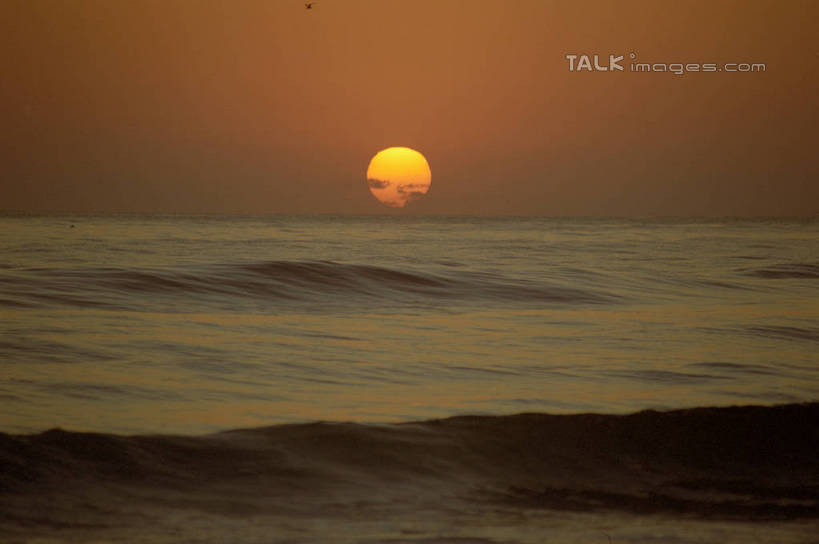 无人,横图,室外,白天,正面,旅游,度假,海浪,海洋,美景,日落,沙滩,澳大利亚,阴影,光线,沙子,影子,海岸,景观,浪花,水平线,晚霞,霞光,落日,辽阔,海平线,沙地,娱乐,倒影,阳光,自然,海水,黄昏,享受,休闲,广阔,景色,彩霞,放松,一望无际,倒映,自然风光,大洋洲,澳洲,海景,黄金海岸,昆士兰州,南方大陆,澳大利亚联邦,昆士兰,无边无际,一马平川,夕照,反照,薄暮,澳大利亚黄金海岸,大海,风浪,海,海水的波动,海滩,近岸浪,涌浪,夕阳,彩图,傍晚,水天相接,水天一线,斜阳,shzwj1