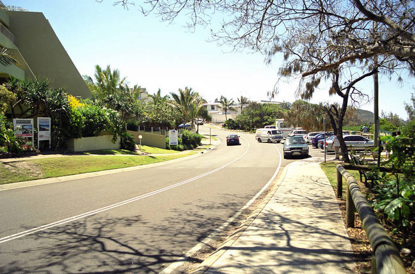 无人,家,横图,室外,白天,正面,旅游,度假,美景,植物,道路,路,公路,汽车,澳大利亚,阴影,光线,影子,房屋,屋子,景观,分界线,停车线,交通,娱乐,楼房,住宅,车,树,树木,蓝色,绿色,蓝天,天空,阳光,自然,交通工具,轿车,天,享受,休闲,景色,放松,生长,晴朗,成长,车行道,车行道分界线,自然风光,载具,标线,大洋洲,澳洲,车行线,黄金海岸,昆士兰州,万里无云,南方大陆,澳大利亚联邦,昆士兰,澳大利亚黄金海岸,晴空,晴空万里,马路,彩图,房子,shzwj1