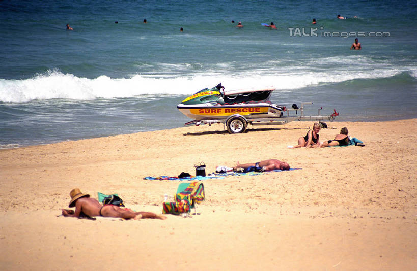 西方人,躺,横图,室外,白天,正面,旅游,度假,海浪,海洋,美景,沙滩,欧洲,澳大利亚,欧洲人,行人,游客,游人,阴影,服装,光线,沙子,影子,海岸,景观,浪花,沙地,许多人,注视,休闲装,娱乐,路人,旅客,衣服,阳光,自然,海水,观察,看,一群人,享受,休闲,休闲服,景色,放松,服饰,观看,察看,关注,自然风光,大洋洲,澳洲,海景,黄金海岸,昆士兰州,南方大陆,澳大利亚联邦,昆士兰,过客,澳大利亚黄金海岸,卧着,男人,男性,年轻男性,年轻女性,女人,女性,白种人,大海,风浪,海,海水的波动,海滩,近岸浪,涌浪,躺着,卧,彩图,全身,shzwj1