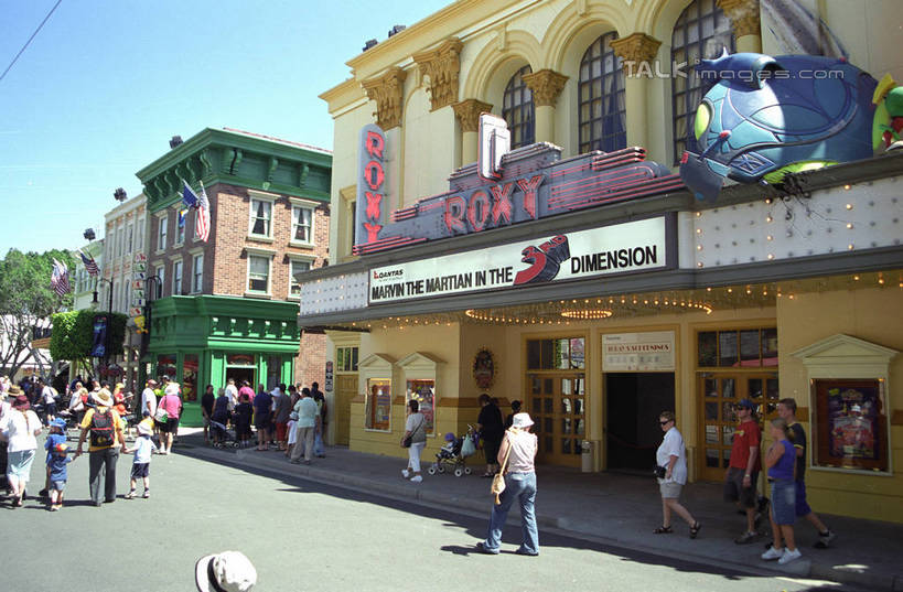 西方人,家,走,横图,室外,白天,正面,度假,美景,植物,城市风光,城市,道路,路,公路,欧洲,澳大利亚,欧洲人,行人,游客,游人,阴影,服装,光线,影子,房屋,屋子,景观,公寓,交通,许多人,注视,休闲装,娱乐,洋房,楼房,路人,旅客,住宅,树,树木,衣服,蓝色,绿色,蓝天,天空,阳光,自然,天,观察,看,一群人,享受,休闲,休闲服,景色,放松,服饰,生长,晴朗,成长,观看,察看,关注,大洋洲,澳洲,黄金海岸,昆士兰州,万里无云,南方大陆,澳大利亚联邦,昆士兰,过客,澳大利亚黄金海岸,男人,男性,年轻男性,年轻女性,女人,女性,白种人,晴空,晴空万里,马路,步行,散步,走路,半身,彩图,房子,冲浪者天堂,华纳电影世界,华纳兄弟电影世界,shzwj1