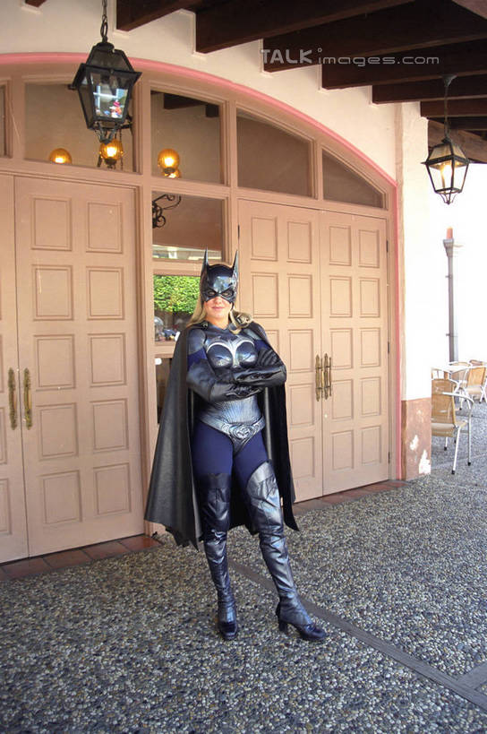 西方人,一个人,站,双手交叉,竖图,室外,白天,正面,度假,美景,城市风光,城市,欧洲,澳大利亚,欧洲人,仅一个男性,仅一个人,服装,墙,景观,注视,娱乐,墙壁,墙面,仅一个年轻男性,衣服,观察,看,站着,享受,休闲,景色,放松,服饰,观看,察看,双手抱胸,衣着,穿着,关注,大洋洲,澳洲,表演服,演出服,黄金海岸,昆士兰州,南方大陆,澳大利亚联邦,昆士兰,衣饰,澳大利亚黄金海岸,道具服,男人,男性,年轻男性,白种人,站立,彩图,全身,冲浪者天堂,华纳电影世界,华纳兄弟电影世界,shzwj1